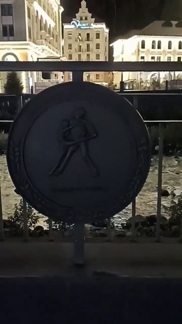 Роза Хутор с вечерней подсветкой в октябре. Прогулка по набережной, туристы, закрыты уличные кафе смотреть онлайн