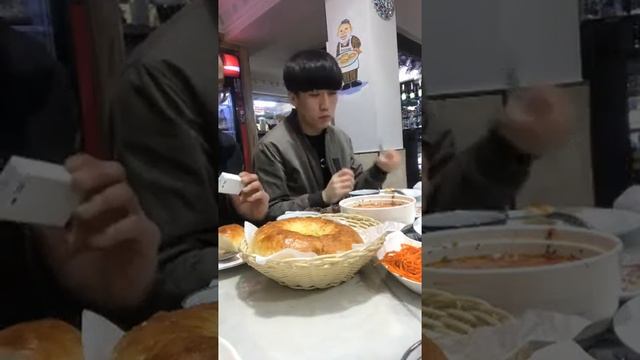 고려인남자 прямая трансляция 생방송 корейцы пробуют русскую еду  러시아식당 먹방