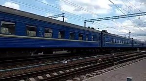 И снова необычный электровоз ВЛ82М-067 с пассажирским поездом и приветливый машинист, станция Изюм