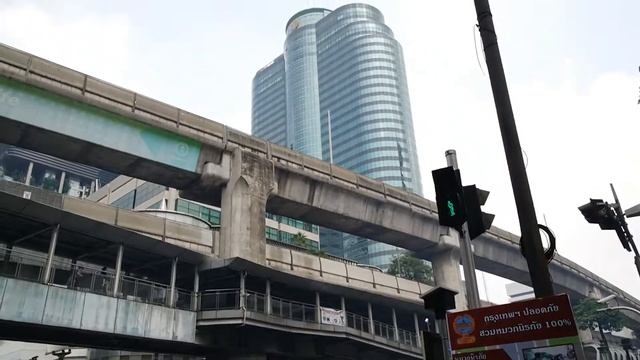 Последний светофор перед Baiyoke Ski Hotel смотреть онлайн