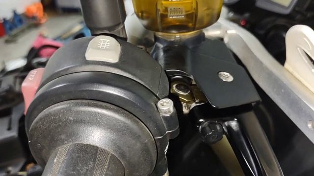 Onde e como concertar o módulo do ABS BMW F800 GS смотреть онлайн