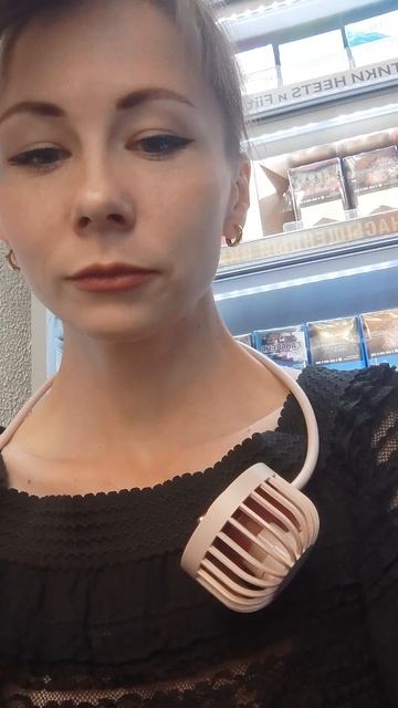 Когда на работе и в транспорте безумно душно! 🫠 смотреть онлайн