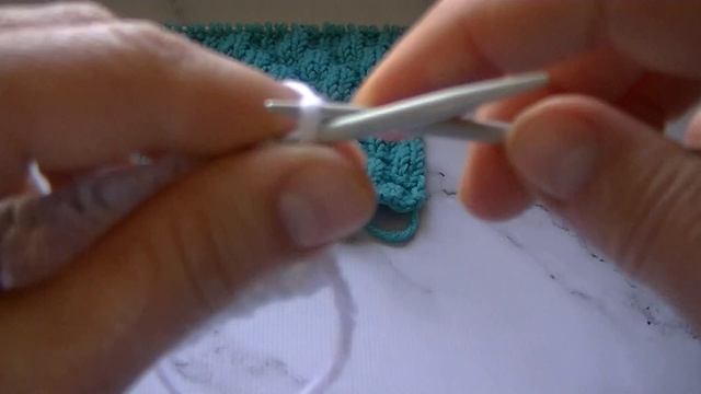 Вяжем узор "Имитация кос" спицами. смотреть онлайн