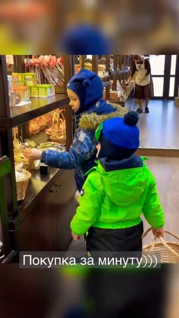 Илья и Егор зашли в Львовскую Мастерскую Шоколада. Быстрая покупка. Сладости. Шоколад. #shorts смотреть онлайн