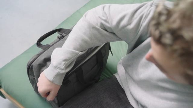 American Tourister - StreetHero 3-Way Boarding Bag demo video смотреть онлайн