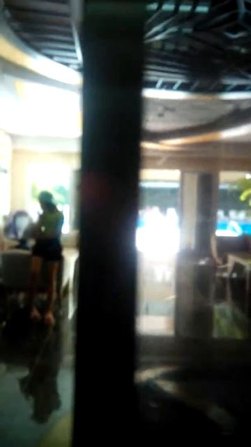 Прыжок в бассейн из лифта ( Jump into the pool from the elevator ) смотреть онлайн