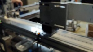 Двуцветная печать. Маркировка пластиковой крышки на скорости 75 тысяч в час