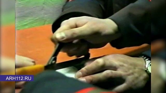Школьник просунул палец в отверстие номерка из раздевалки и не смог его снять. Сентябрь 2000 года смотреть онлайн