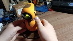 обзор на робота Эрик в оранжевом цвете