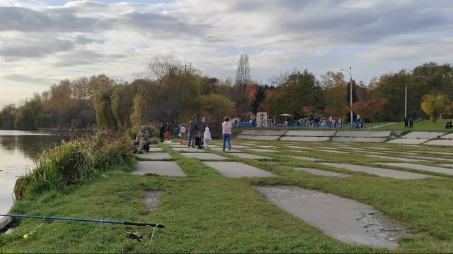 Вишенское Озеро в Виннице 👍@SerEsken @Tati0601 🤹📢 Украина 🇺🇦 Вишенка💖29.10.22🐟🕊️✌️ смотреть онлайн