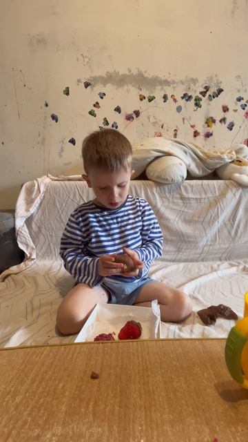 Клубника в молочном шоколаде. Володе 3,8 года, пробует клубнику в шоколаде. смотреть онлайн
