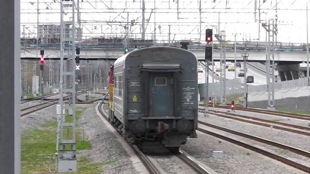 Тепловоз ЧМЭ3-2210 с вагоном-рестораном следует мимо платформы Владыкино смотреть онлайн