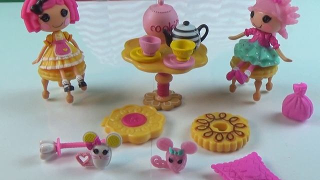 Lalaloopsy mini+Kinder surprise eggs opening. Мини Лалалупси откарывают киндеры! смотреть онлайн