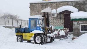 Львовский погрузчик ЛЗА АП-40816. Уборка снега. Звук Д-37.