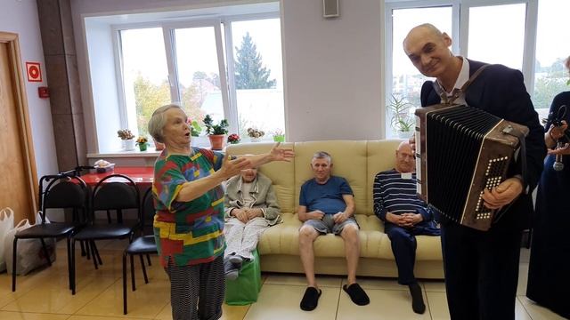 Осенний концерт в пансионате Семейный дом смотреть онлайн