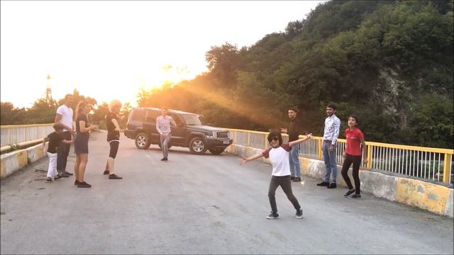 Новая Ловзар Чеченская Лезгинка на Дороге С Девушками 2019 ALISHKA ELCHIN ELVIN SEVCAN