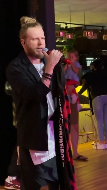 Эта музыкальная команда снова сделала наш понедельник незабываемым 🔥 смотреть онлайн