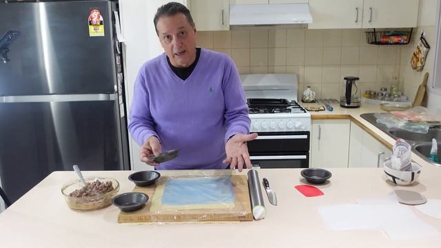 Знаменитый Австралийский пирожок с мясом и густым соусом смотреть онлайн