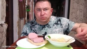 мукбанг/обжор/обжорыч/суп с клёцками и бутерброды с колбасой/