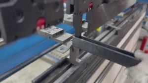 Гибка сложного кронштейна на листогибе с ЧПУ SENFENG BDE25032.