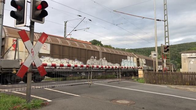 Грузовые поезда на железнодорожном переезде / Freight trains at the railway crossing #yotubevideo смотреть онлайн