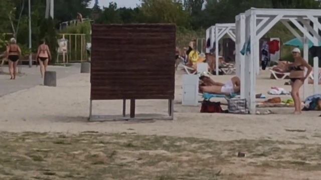 Отдых в Славянске 22 августа 2024 на пляже Славкурорта. смотреть онлайн