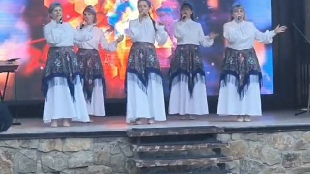 ВИШНЯ БЕЛОСНЕЖНАЯ ЦВЕТЕТ , ВОКАЛЬНЫЙ АНСАМБЛЬ "СмоРодина" Алтай #санаторийроссия #леснаясказка смотреть онлайн