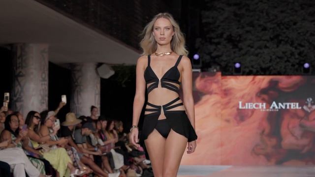 Идеальная поза в Купальнике Bikini с разрешением 4K смотреть онлайн