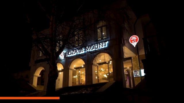 Вывеска для ресторана в историческом центре города "LOZA at MOUNT" смотреть онлайн