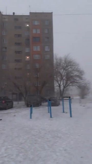 Поднялся буран такой на 18 мкр 29-го марта 2022 года между домами №11 и №13 смотреть онлайн
