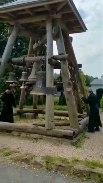 Колокольный звон в Свято-Успенском Святогорском монастыре.