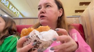 Бургер кинг, ростикс, вкусно и точка. Мукбанг, сравниваем бургеры. Едем с хоккея, наши выиграли 3/2