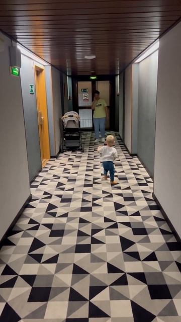 Развлекаемся в гостинице с нашим футболистом #shorts #влог #новосибирск #азимут #декрет смотреть онлайн