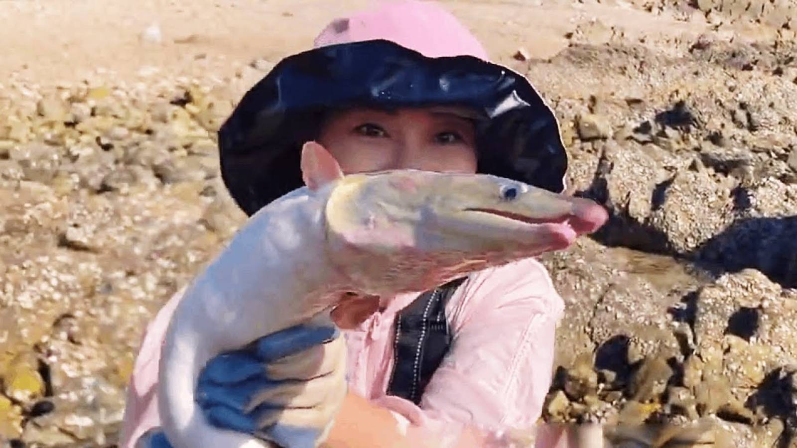 Рыба-змея напала на Сяо Чжан! Рыбалка в опасных водах.. смотреть онлайн