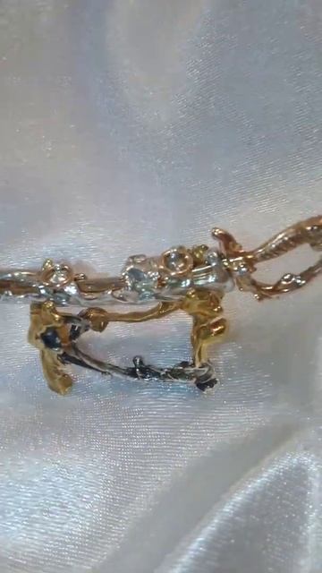 золотая сабля на подставке из серебра.