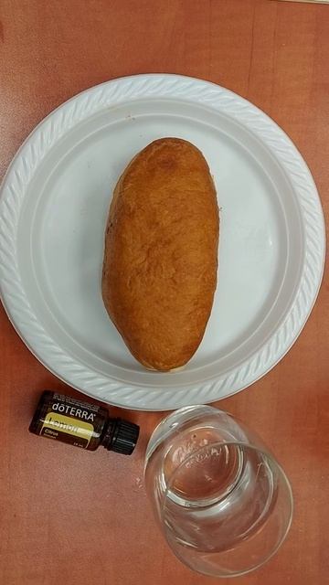 пирожки с рисом, луком, яйцами и стакан воды с жфирным маслом лимона компании Дотерра. смотреть онлайн