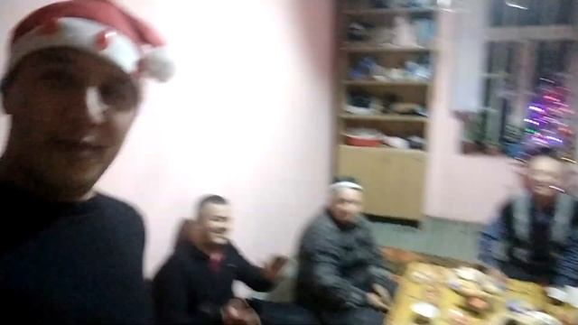 Бизнинг оиламизда камтарона янги йил кечаси ҳамага яхши кайфият тилаймиз смотреть онлайн