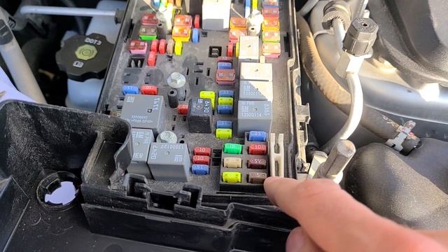 GMC Terrain - HIGH BEAM HEADLAMP / HEADLIGHT LIGHT FUSE LOCATION (2010 - 2017) смотреть онлайн