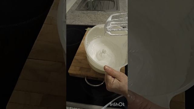 Летний вишнёвый пирог с меренгой.🍰 смотреть онлайн