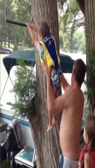 Хорошо что над водой отпустил 😂 #shorts смотреть онлайн