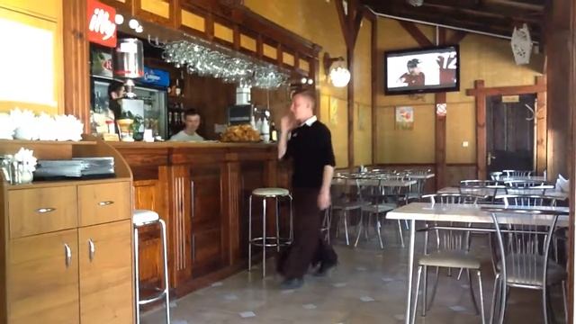 Официант чего-то испугался смотреть онлайн