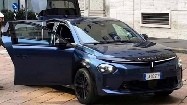 Nuova Lancia Ypsilon 2024 a Milano смотреть онлайн