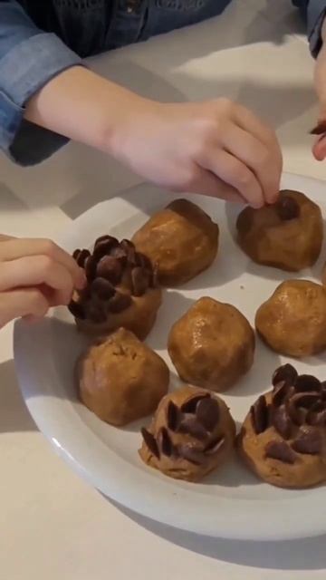 ПИРОЖНЫЕ "ШИШКИ" Рецепт в последнем видео😉 #десертнановыйгод #вкусняшки #готовимсдетьми #безвыпечки смотреть онлайн