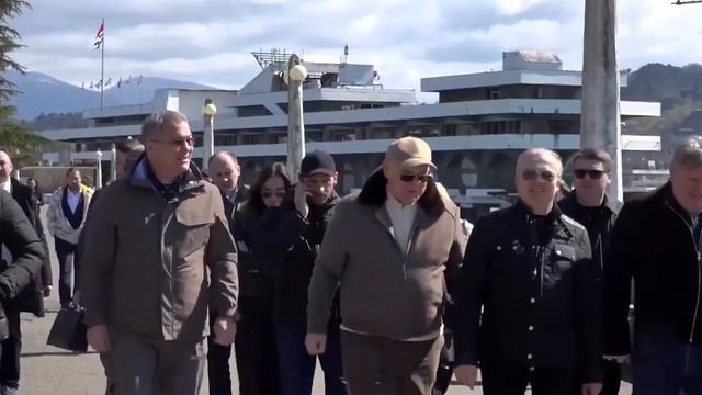 Аслан Бжания и делегация из Башкортостана прогулялись по набережной Сухуми смотреть онлайн