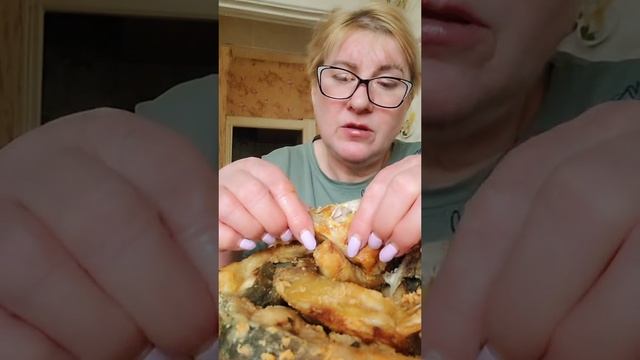 Нажарила карпа 👍 Ну очень вкусно ! 
#мукбанг #еданакамеру #оченьвкусно