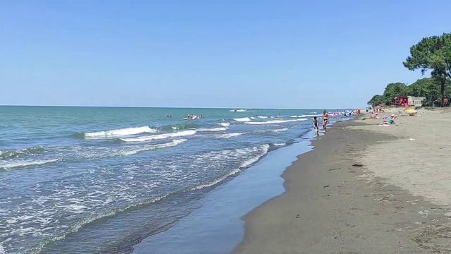 ПРЕКРАСНЫЙ СОЛНЕЧНЫЙ ДЕНЬ НА ПЛЯЖЕ ГРИГОЛЕТИ, ГРУЗИЯ. смотреть онлайн