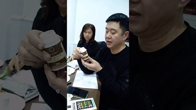 Участники фокус-группы выбирают наиболее понравившийся товар смотреть онлайн