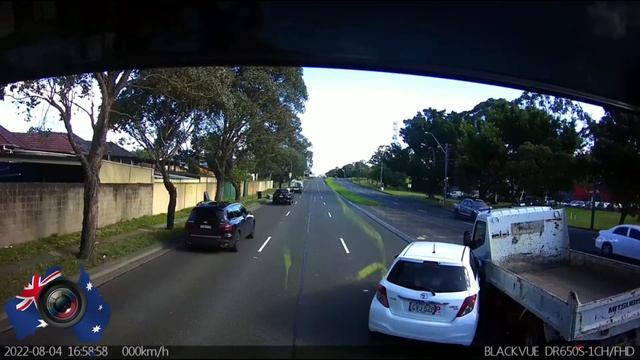 Aussiecams - YARIS p plater fails to see this 14 pallet rigid truck - pit manoeuvres themselves смотреть онлайн
