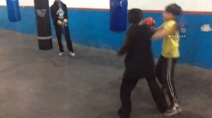 Спарринг. Девочка против мальчика.