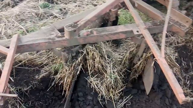 Оранка великой маси соломи. MTZ 892,2+ПЛН 3-35. Пахота трактора МТЗ 892.2 з плугом ПЛН 3-35 смотреть онлайн